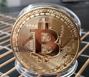 Памятная монета "Bitcoin" (Биткойн), цвет золото